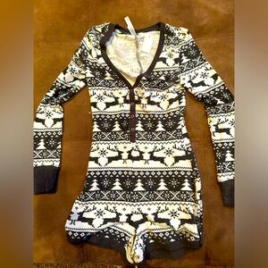 Aeropostale Live love Dream XSmall onesie short PJ . Deer and tree/ holiday net
